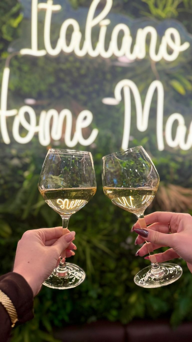 Instagram post from les_moulins_bleus. This post is in position 6.